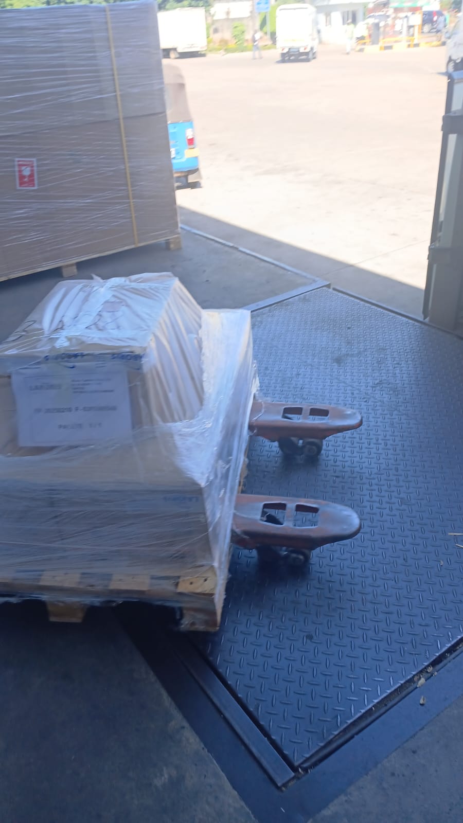 Pallet weighing in warehouse